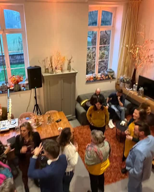 Wat een geweldige middag en avond was dit! Dankzij jullie allemaal is ons 7,5-jarig bestaan een onvergetelijk feest geworden. Het was fantastisch om zoveel inspirerende mensen om ons heen te hebben, om samen te lachen, te praten en te genieten van kunst en verbinding. Een speciale dank aan Miriam voor haar prachtige werken, Mars Music voor de fijne muzikale omlijsting en aan Délicieux voor de perfecte hapjes en drankjes. En natuurlijk iedereen die er was om dit moment met ons te delen. Tot de volgende keer! ❤️ #MilleFleursApartments #7jaarInspiratie #Marsmusic #Meerintens #Délicieux