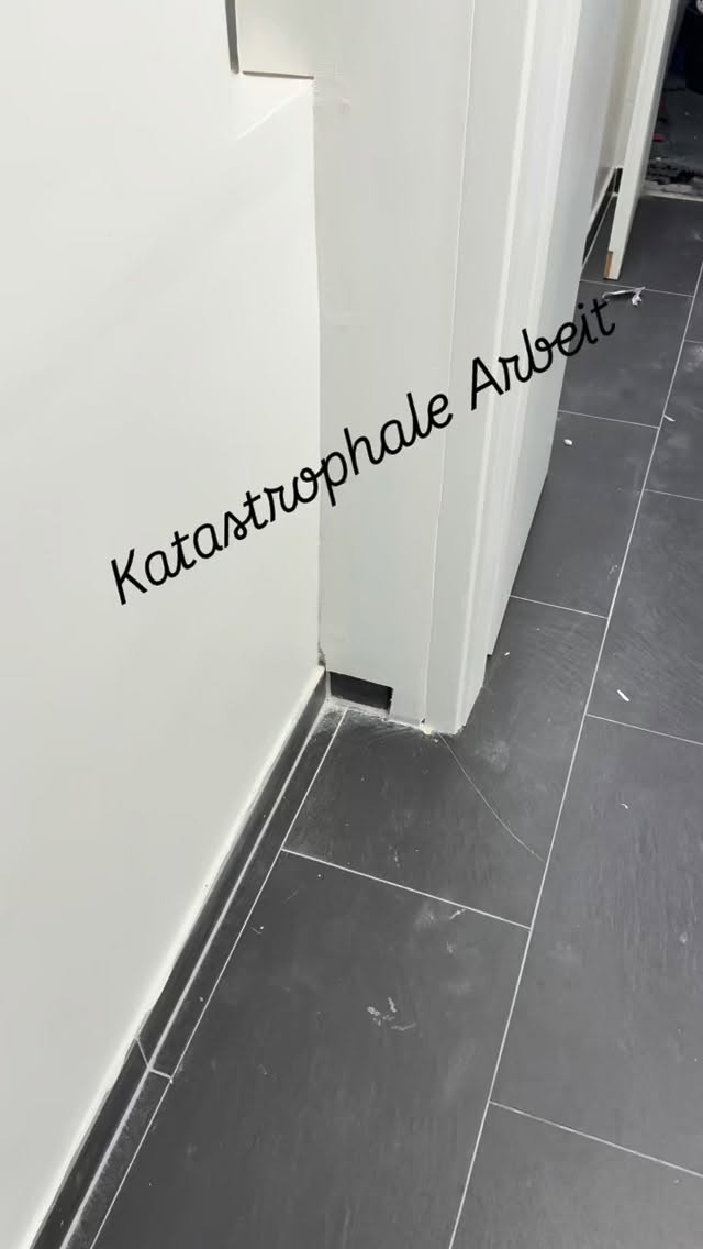 Unsere Umkleidekabinen wurden fertiggestellt!!! Eine Katastrophale Arbeit!!! Siehe Video… alles schief und krumm!!! Vor allem die Eckfliesen sehen echt perfekt aus 😩😩 wie kann man auf so eine Arbeit stolz sein?!!! Wir werden die Umkleide nochmal abreißen und neu machen müssen!! Leider wieder Kosten und Zeit die wir nicht mehr haben. Warum neu machen?? Weil die neue Wand sich bewegt und die Fliesen falsch geschnitten wurden. Heißt!!! Sicherheit geht vor und wenn sich die Wand bewegt kann es zu rissen kommen und die Fliesen sind echt scharf und kantig. Verletzungsgefahr auf hohem Niveau. Das kann ich nicht so stehen lassen! So eine Arbeit ist Katastrophal und Fahrlässig…. Danke an den Experten der sagt, ich kann das schon, ich mach das schon!! Deshalb wird der Umbau etwas länger dauern aber die Sicherheit geht vor! Lg euer Inan