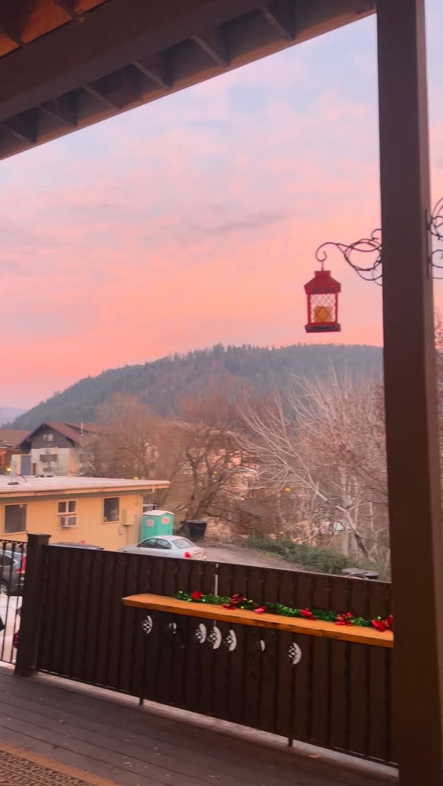 From our balcony in Leavenworth the sky bloomed with color tonight. Soft gold melted into rose and violet while the mountains held everything in a quiet embrace. It felt like the whole valley was breathing in harmony. Wishing everyone a beautiful evening filled with peace, wonder, and a touch of this same gentle magic. #leavenworthwa
#pnwsunset
#mountainvibes
#eveningmagic
#peacefulmoments