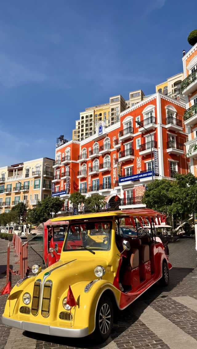 Been out and about at Phu Quoc Island, the place known for its beautiful sunsets and mesmerising beaches! ⛱️⛱️👒👒🌞🌞😎😎. #livingtheshriyaway #trending #fyp #explore #blogger #vietnam #phuquoc #island #life #asia #beach #india #canadá