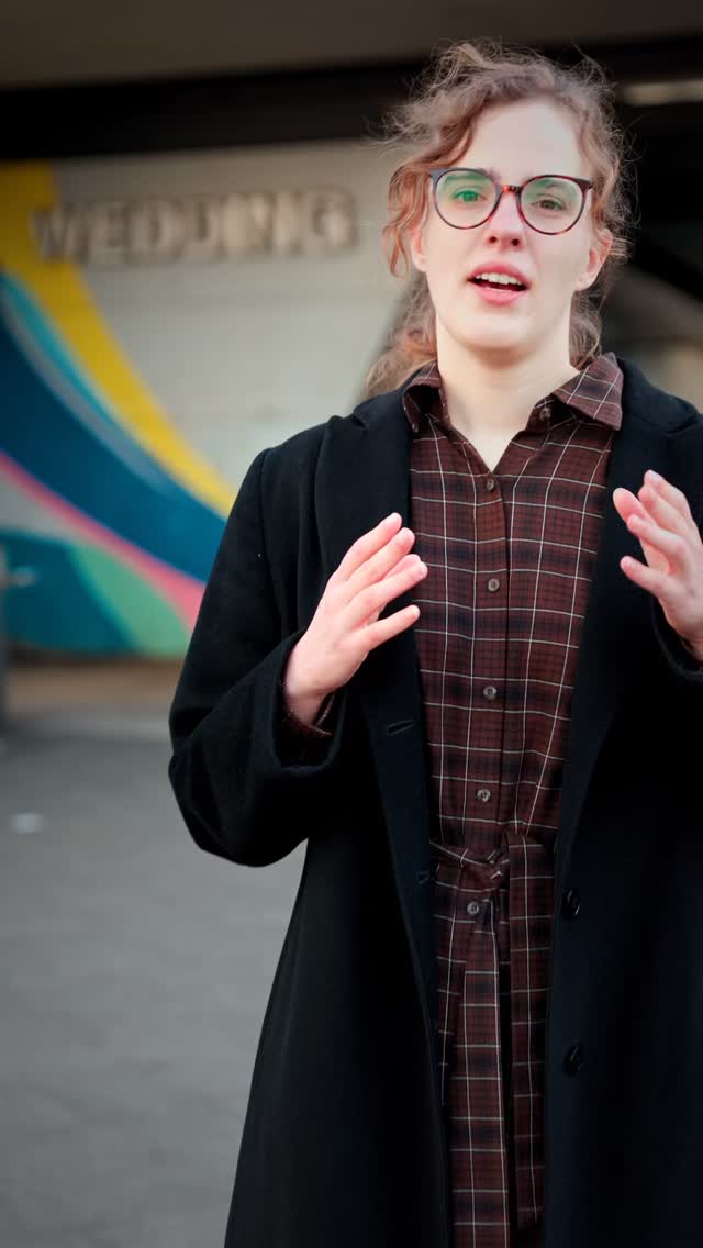 Der Wedding ist Grün. Das haben wir mit meiner Direktwahl 2021 bewiesen und 2023 wiederholt. Zweimal haben wir gemeinsam die Weddinger*innen von der neuen Geschichte ihres Kiezes überzeugt. Ich will das 2026 mit euch wiederholen. Deshalb kandidiere ich am 17. Januar als eure Direktkandidatin für den Wahlkreis Mitte 7.
Von rot zu grün die Werte bleiben: Einsatz für soziale Gerechtigkeit, gute Bildung, bezahlbare Mieten und ein Kiez, in dem alle gut leben können.
Ich bin Laura Neugebauer, seit mehr als 10 Jahren im Wedding zuhause und seit 2021 eure Stimme im Abgeordnetenhaus.
Ich kämpfe für:
✨ lebenswerte Kieze im Brunnenviertel, Sprengelkiez & rund um den Leo
✨ eine starke Wissenschaft statt Kürzungen
✨ mehr studentischen Wohnraum & faire Arbeitsbedingungen
✨ eine Stadt, in der queere Menschen sicher & sichtbar leben können
✨ Regenbogenfamilien, die echte Gleichstellung verdienen
Berlin braucht Fortschritt und eine Politik, die hinhört, da ist und anpackt.
Für unseren Wedding. Für Berlin. Für die Zukunft.
Daher kandiere ich wieder für den Wahlkreis Mitte 7 - für das Brunnenviertel, den Sprengelkiez und den Leopoldplatz.
👉🏻 Dafür bitte ich euch um eure Stimme am 17. Januar und bei Aufstellung der Landesliste.
Du hast noch Fragen? Dann lass uns am 27. November in der Kreisgeschäftsstelle ins Gespräch kommen oder schreibt mir gerne persönlich per DM oder Messenger. Du brauchst keine Überzeugung mehr und willst ins Team Laura? Schreib mir eine DM, ich freue mich auf dich.
#berlin #Wedding #Mitte #Wissenschaft #QueerInBerlin #PolitikVorOrt #Abgeordnetenhaus #wahl2026