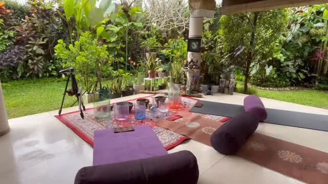 If you’re in Ubud and looking for a reset.
this small group crystal sound bath offers a gentle pause in your holiday.
An easy, affordable method to come back to balance after long flights, packed days, or busy travel schedules.
Held in a peaceful tropical garden, the sound helps your breath find its rhythm again, softens tired muscles,
and resets your energy so you can enjoy your trip with more clarity and calm.
A nourishing wellness experience to complement your holiday.
DM for questions & booking.
#soundbathmeditation #soundbathubud #ubudyoga #bali #wellnessholiday