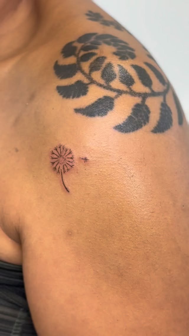 The cutest little dandelion!
Still obsessed with this one! More like this please or cute little florals.
#huntly #aberdeenshire #aberdeen #skinclinic #banff #insch #aestheticpractitioner #elgin #spmu #finelinetattoo #finelinetattooartist #finelinetattooing