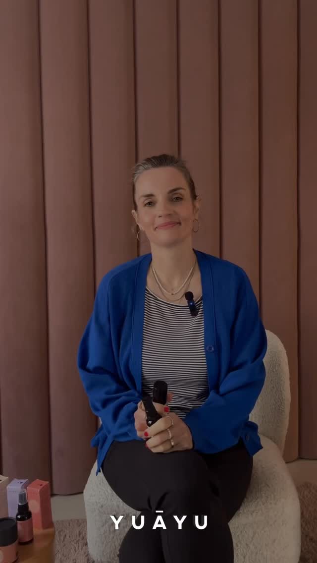 Fehlende Feuchtigkeit oder Trockenheit?
Viele denken, sie haben trockene Haut, dabei ist es oft Feuchtigkeitsmangel. Beides fühlt sich ähnlich an, braucht aber andere Pflege.
Trockene Haut fehlt Fett (Lipide), wie ein Teig ohne Öl. Sie ist genetisch bedingt, dünn, rau, schuppt, spannt und zeigt selten Unreinheiten.
Feuchtigkeitsarmer Haut fehlt Wasser. Jeder Hauttyp kann betroffen sein, sogar ölige. Sie spannt, zeigt Trockenheitsfältchen und wirkt gleichzeitig glänzend und trocken.
Warum passiert das?
Die Haut hält Wasser über NMF (z. B. Glycerin, Aminosäuren) und eine starke Hautbarriere. Wenn eines davon geschwächt ist, verliert die Haut Wasser.
Ayurvedisch:
Frag dich: Braucht deine Haut Nährung (Vata), Beruhigung (Pitta) oder leichte Aktivierung (Kapha)?
Wir sehen oft: Wirkt die Haut ölig und trocken, fehlt vor allem Feuchtigkeit plus leichte Öle.
Unsere Empfehlung:
• Feuchtigkeitsarme Haut: zuerst Feuchtigkeit: Mood Sprays oder Hydra Base (Hyaluron, Aloe Vera, Glycerin). Im Sommer oft ausreichend.
• Im Winter: wenige Tropfen Elixir zum Einschließen der Feuchtigkeit (No. 1 für trockene/reife Haut, No. 2 für Mischhaut, No. 3 für ölige Haut).
• Echte trockene Haut: mehr Nährung, bis zu 10 Tropfen Vata Elixir.
Das Ergebnis: weich, geschmeidig, ohne Fettfilm.
Kommentiere „HAUTCHECK“, wenn wir dir sagen sollen, welcher Hauttyp du bist. ✨
#naturkosmetik #ayurvedaskincare #slowbeauty