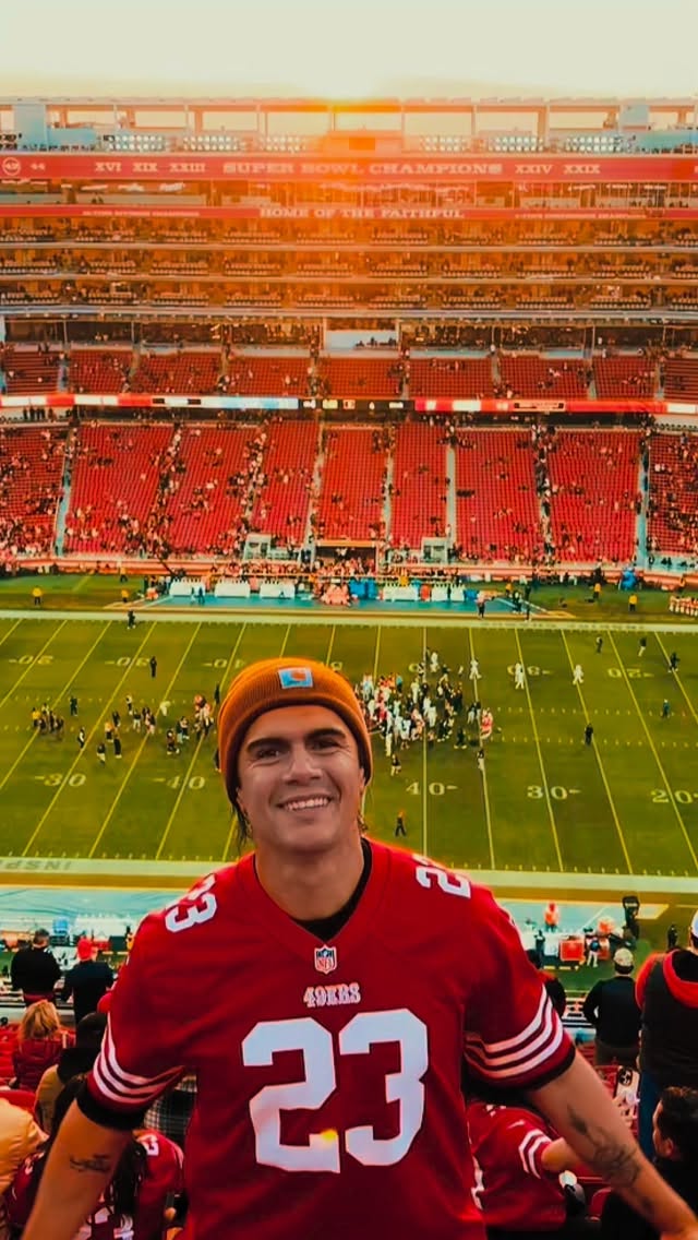Meu primeiro jogo de NFL 😃🏈🏟️🙌🏽
Comecei a gostar desse esporte através de filmes, até que comecei a ter oportunidade de assistir jogo pela tv, onde a paixão só aumentou e assistir um jogo em um estádio não passava de um sonho alguns anos atrás, não foi planejado mas não poderia ter sido mais incrível 🤩
Ainda vi Jerry Rice, um dos maiores de todos os tempo, a energia do estádio foi algo que vou guardar para sempre.
Primeiro de muitos, goooo Niners 😃🙌🏽🙌🏽🙌🏽🙌🏽🙌🏽🙌🏽
#sanfrancisco #sanfrancisco49ers #49ers #nfl #nflnews