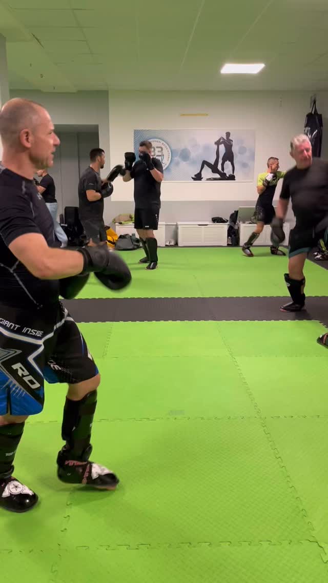 So beginnen wir das Wochenende bei #fikaze.🥊🤩 Freitagstraining immer 18-19:15 ( Anfänger) und 19:15-20 (Fortgeschritte )#kickboxing #kickboxen #training #wako #wakokickboxing #fighters #badkrozingen