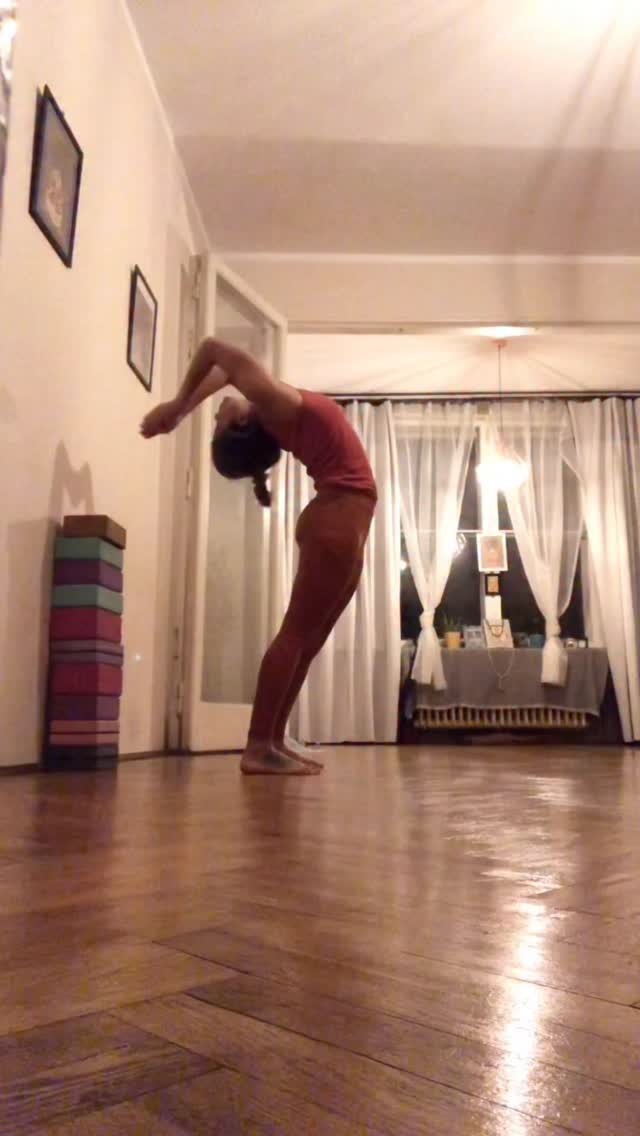 Old video but still I like this drill!♥️
1st- Catching the blocks and piling forward
2nd- Taking blocks from the front and dropping back
Sometimes students asks the requirements to start the Intermediate series or when they know they are ready!
It’s highly depends on the student’s practice and the standards of his/her regular teacher towards the student.
In Mysore Sharathji would ask the student to stand up and drop back before adding any posture of the second. Some exceptions were there, but for most of us:
1- Regular practice of the primary series for at least one year
2- The ability to do all postures of the Primary series comfortably with or without help. Without help is the best because it shows you have the strength and flexibility to get in and out of the positions by yourself.
3- Stand back and drop back from Urdhva Dhanurasana
Tomorrow we have morning practice at @ashtangayogakatowice followed by a workshop on drop backs!
Sometimes it’s fear, sometimes less technique…
Sometimes we need to open different sections of the spine, sometimes we need to get a little stronger.
Come to explore together ♥️
#ashtangayoga #ashtanga #ashtangayogakatowice #jogakatowice #ashtangapractice #joginka #jogapolska #ashtangakatowice #backbends #backbend #drills #dropbacks