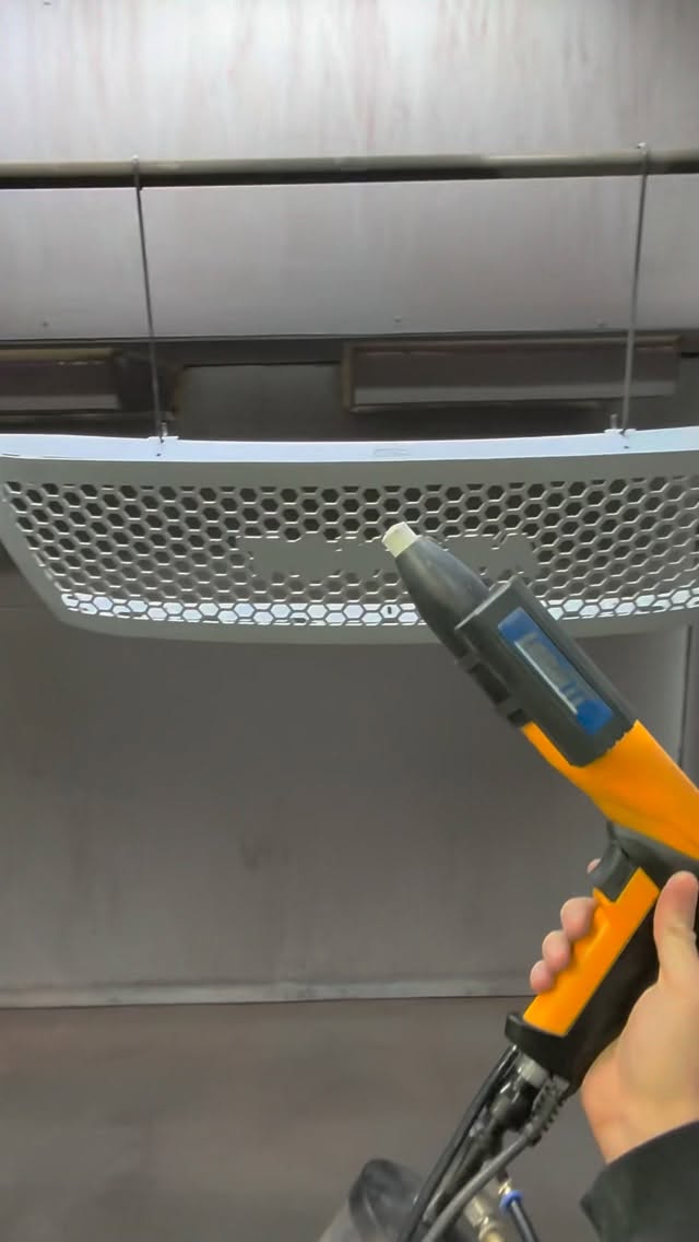 Toyota Land Cruiser grille finished with a topography logo. Using a primer base, gloss white, and satin black.
#palmerspowders
#prismaticpowders
#coatingsbycoates
#lumaiii
#hightempmaskingsupply
#toyota