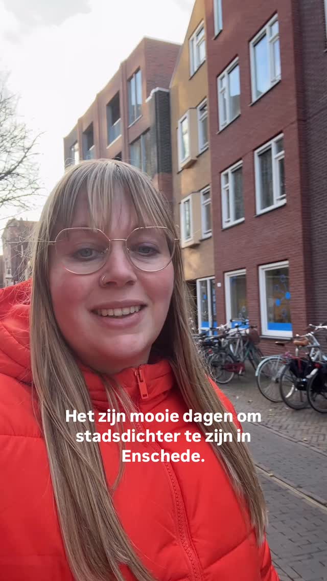 Mooie dagen! 🤩
Een nieuw gedicht in de Huis-aan-Huis, en de komende vier dagen is een gedicht van mij te horen tijdens Enschede Lights Up in053 Impact City (locatie 5 op de route).
En op zondag hoor je ook nog een ander gedicht bij de Pay villa, wanneer @burgemeester_enschede het @enschede700jaar feestjaar afsluit met een gedicht van mij.
En ondertussen ben ik ook nog bezig met de voorbereidingen op de Avond van de Stadsdichter op 6 februari (tickets nu beschikbaar op mijn website). 🎟️
Een goede afsluiter van het jaar! 🥳
#stadsdichter #gedicht #dichter