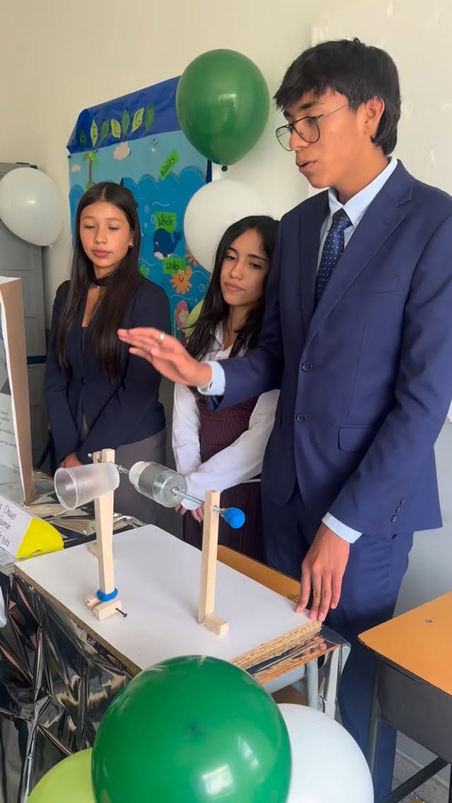 La ciencia sigue viva… ¡y más inspiradora que nunca!
En esta segunda parte, nuestros estudiantes nos sorprenden con proyectos que demuestran creatividad, curiosidad y una enorme pasión por aprender.
Desde experimentos que despiertan sonrisas, hasta explicaciones que muestran un verdadero amor por el conocimiento… cada stand es una ventana al futuro que ellos mismos están construyendo.
Gracias a cada estudiante y docente por hacer de esta feria un espacio donde la imaginación se convierte en descubrimiento.