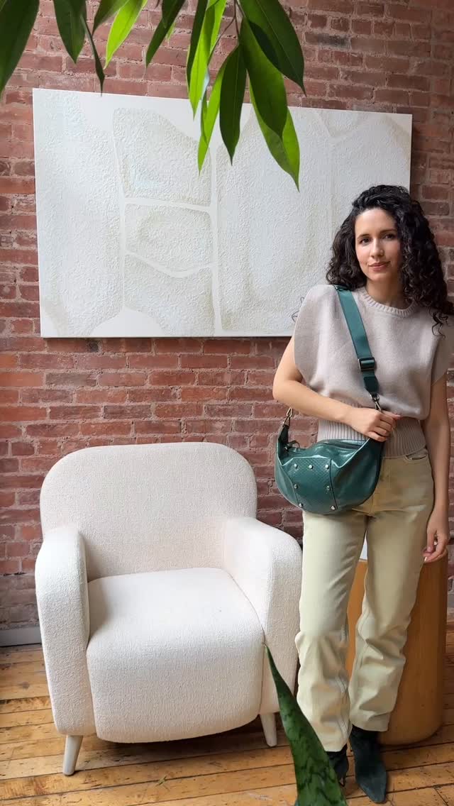 This is Debbie Bag 💫Hands free. Light on the shoulder. Big on personality.💫
Throw it on for coffee runs, errands, and dancing through your day.💫
The kind of bag that keeps up — and makes it fun.▪️
.
.
.
.
.
#Patentofheart #crossbodybag #handsfreefashion #everydaybag #womenownedbrand #funaccessories #quietluxuryvibes #giftable #styleeveryday #madebywomen