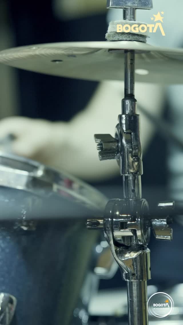 Detrás de cada nota de Más Allá de las Nubes, hay corazones latiendo al unísono con un solo propósito: que goces, cantes, llores y te sumerjas en este universo sonoro que hemos creado para ti. ❤️✨
Nuestro equipo musical está dejando el alma en cada ensayo, preparando 35 minutos de pura magia para alegrarte la Navidad. 🎄✨
Pronto Bogotá soñará más allá de las nubes en la Plaza Cultural La Santamaría. ☁️
@CulturaenBta @alcaldialocalsantafe @alcaldiadelacandelaria @idrdbogota
@alcaldiabogota
#NavidadEsCultura2025 #BogotaSoñada #MasAllaDeLasNubes
Una producción de Al Alba Producciones en alianza con La Gata Cirko. @alalbaproducciones @lagatacirko
Producción general: Al Alba producciones @alalbaproducciones
Director artistico: Felipe Ortiz @felipe.moves
Director Técnico y Diseño de iluminación: Leonardo Murcia @leomurcia1212
Director musical: Javier Ojeda @javocaravan
Show Runner: Sebastián Romero @jsebastianromero
Dramaturgia: Johan Velandia @johanve_land
Directora circo: Luisa Montoya @luisa.lagatacirko
Asistente de circo: Jhon Yara @Jhonyarar
Coreografía: Gina Collazos @gicollazos
Coreografía de masas: Barbarana Pons @Barbypons
Asistente coreografía: Ingrid Londoño @ingriddanzapura
Asistente de dirección musical: Iván Cabrera @iksounds
Direccion de Arte: Teatro de juguete @teatrodejuguete_creativo
Diseño de Vestuario: Teatro @teatrodejuguete_creativo @milena.forero79 en alianza con Kaftan @kaftancreador
Realización de vestuario @kaftancreador
Coordinadora de vestuario: Luisa Toro @Luisatoroso
Escenografía & Títeres Gigantes: Teatro de juguete @teatrodejuguete_creativo @carlangastitiritero
Director Técnico de Aéreos: Boris Pulido @BorisPulido1978
Sistemas de vuelo: Height Access @Heightaccess
Productor artístico: Marco Roa @alexai4
Músicos: @juanitadelgado @rafalozina @marioromeroro @dianapian0 @manuelahernandez26 @lindahabitante @juanseatehortua @tefi.bell @williambassguitar @tubapunk
Realización de video: @colibri.film
Marketing digital: Bibiana Castillo @soybibicastillor