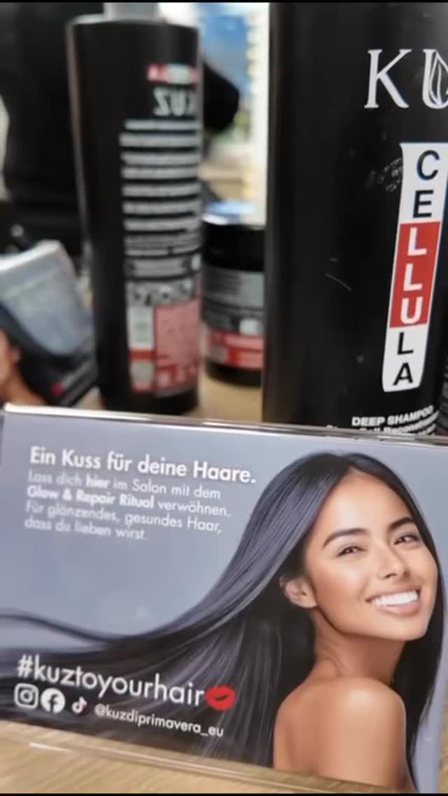 ✨ Gib deinen Haaren einen Kuss 💋
Lass dich von deinem Friseur mit dem Glow & Repair Ritual der Black Line Cellula Madre verwöhnen.
✨ Give your hair a kiss 💋
Let your hairdresser pamper you with the Glow & Repair Ritual from the Cellula Madre Black Line.
#kuztoyourhair💋 #glowhair #hairtransformation