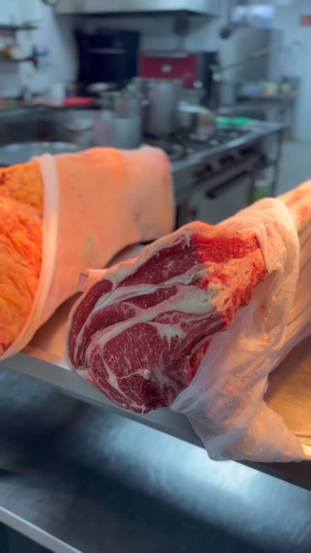 Origen, maduración y fuego.🔥
En El Soto de Vulcano seleccionamos personalmente nuestras piezas, como este chuletero de Black Angus y de Rubia gallega, preparados para iniciar su proceso de maduración. 👌🏼
Porque cada detalle importa, y todo empieza por la materia prima.
Solo así logramos carnes únicas, tratadas con respeto y elaboradas al fuego como merecen.
Reserva tu mesa y descubre nuestra selección.
📍 Carril del Soto, 14 – Junto al Paseo del Malecón
📞 667 384 568 / 968 953 945
🌐 restaurantevulcano.com
#BlackAngus #Maduración #CarnesDeCalidad #CocinaDeBrasa #ProductoDeMercado #ElSotoDeVulcano #MurciaGastronómica #FuegoVulcano