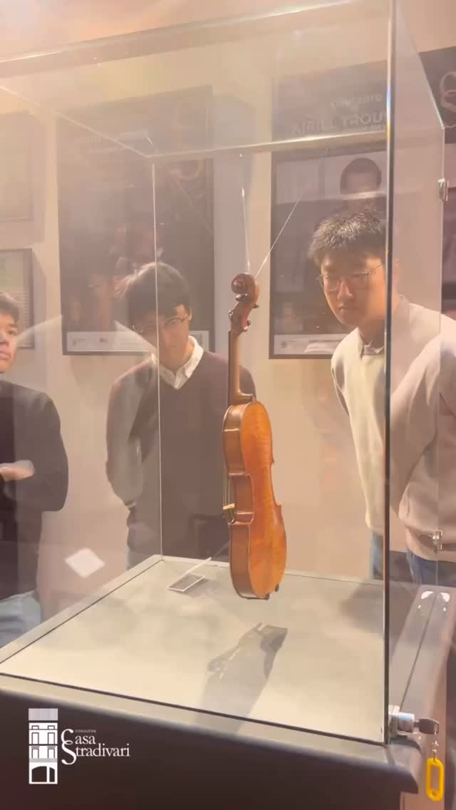 Un mese dall’inizio della nuova edizione del Corso di Alto Perfezionamento di Liuteria di Casa Stradivari!
I nuovi liutai - @a.r.morassi, @daichiviolins_416, @suzuki_soma e @wangqingyuan713 - sono seguiti dal maestro Davide Sora nella realizzazione dei violini e hanno scelto come forme interne la P, PG e G di Stradivari.
One month has already passed since the start of the new edition of the Casa Stradivari Violin Making Master Program!
The new violin makers – @a.r.morassi, @daichiviolins_416, @suzuki_soma and @wangqingyuan713 – are being guided by maestro Davide Sora in the crafting of their violins and have chosen internal moulds P, PG and G by Stradivari.
@fabriziovonarx
@stradivariusartandsound
#CasaStradivari #FabriziovonArx #Cremona #Liuteria #ViolinMaking #Lutherie #Violin