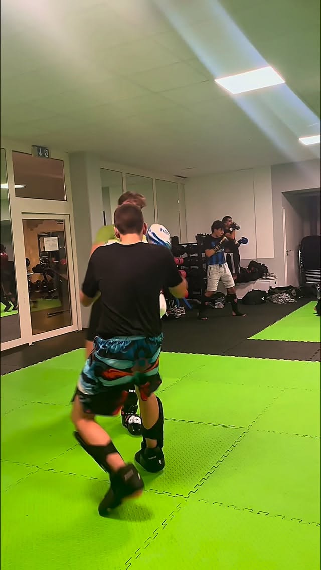 Freitag abends noch nichts vor? Bei uns kannst du gut ins Wochenende starten- ohne Kater am nächsten Morgen 🤩🥊Techniktraining freitags: 18:00-19:15 Anfänger/19:15-20:00 Fortgeschritte#fikaze #kickboxing #kickboxen #badkrozingen #wako #wakokickboxing #training