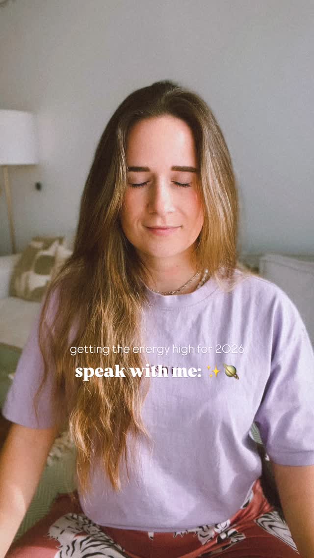 Bist du bereit für das beste 2026 überhaupt? 👀💫
Ich war dieses Jahr wirklich sehr sehr gut im Manifestieren und hab mir sooo vieles in mein Leben gezogen, was ich mir letztes Jahr um die Zeit gar nicht vorstellen hab können, dass das irgendwie geht 🙈
neue Wohnung, neuer Job, Fernbeziehungsende, Moderationen,… 🤍 eigentlich hab ich mein altes Leben for the better übern Haufen geschmissen
So viele Menschen sagen: Bei mir klappt Manifestieren einfach nicht. Wie soll das gehen, dass meine Wünsche wirklich wahr werden?
Ich sag’s dir, wie’s geht: mit ENERGIE ❤️🔥✨
Alles, was ich letztes Jahr zwischen Jänner und März gemacht habe, war meine Energie und Schwingung hoch zu halten. Konsequent. Das Universum ist Schwingung und wir sind es auch. Gleiches zieht Gleiches an.
Wenn du dich also immer wieder in gute Laune versetzt, weiß, was du willst und darauf vertraust, dass gute Schwingung auch Gutes anzieht, dann wird es passieren ❤️🔥 Das Universe will dass deine Träume wahr werden! Es geht nur darum, dass du sie jetzt wirklich auch in dein Leben holst 🥰
Und ich will das 2026 auch wieder schaffen! 🙌🏼
Deshalb hab ich mir was für uns alle hier überlegt. Ich teile immer wieder mal Affirmationssongs, Dinge, die du machen kannst damit dein dream life möglich wird 🥰 cause it’s all about energy und alles ist möglich! ✨
Also folg mir gerne, wenn 2026 dein bestes Jahr werden soll 🥹🪐
LETS ROCK THIS! ❤️🔥
#manifestieren #träume #manifestation #traumleben #träumeerfüllen