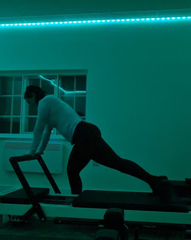 ๐ฆต Flying lunges - dynamic single-leg strength and balance ๐ฆต
โ๏ธ Glute strength and hip extension power (standing leg focus)
โ๏ธ Quadriceps and hamstring engagement with controlled knee loading
โ๏ธ Deep core activation for upright posture and spinal support
โ๏ธ Pelvic stability and single-leg balance awareness
โ๏ธ Hip flexor lengthening in the trailing leg
โ๏ธ Ankle and foot stability with improved proprioception
โ๏ธ Enhanced body coordination
#reformerpilates #reformer #flyinglunges #lunge #Movement #contrology