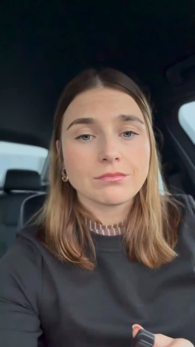 1. Tõeline puhkus ja taastumine
Vahetund peaks andma ajule pausi.
Kui laps on ekraanis, pole ta päriselt puhkamas – aju töötab jätkuvalt kõrge stimulatsiooni all. Ilma telefonita jooksevad lapsed rohkem, mängivad, liiguvad – kõik see toetab õppimisvõimet.
2. Sotsiaalsete oskuste areng
Paljud lapsed veedavad niigi suure osa päevast telefonis.
Vahetunnid võivad olla ainsad hetked, kus nad päriselt näost näkku suhtlevad:
• tekivad sõprussidemed,
• õpitakse suhtlema,
• lahendatakse tülisid,
• tehakse koostöö- või rollimänge.
Telefonitegevus (skrollimine, mängud) kipub inimesi eraldama, mitte ühendama.
3. Vähem kiusamist
Vahetundides toimub sageli:
• salaja filmimine,
• pildistamine,
• meemi- ja grupivestluste draamad,
• hetkega levivad solvavad postitused.
Kui telefonid on kotis, on selliste probleemide hulk märgatavalt väiksem.
4. Füüsilise aktiivsuse suurenemine
Telefonita lapsed:
• jooksevad rohkem,
• mängivad õuemänge,
• liiguvad koridorides aktiivsemalt,
• kulutavad energiat, mis muidu tunnis rahutuks muudab.
Liikumine parandab keskendumist ja meeleolu.
5. Konfliktide ja tülide vähenemine
Tavalised vahetundide probleemid:
„Ta ei anna mulle telefoni tagasi“, „me mängisime koos, aga ta kustutas mu kasutaja“, „keegi kirjutas mulle grupis halvasti“ jne.
Keeld vähendab neid oluliselt.