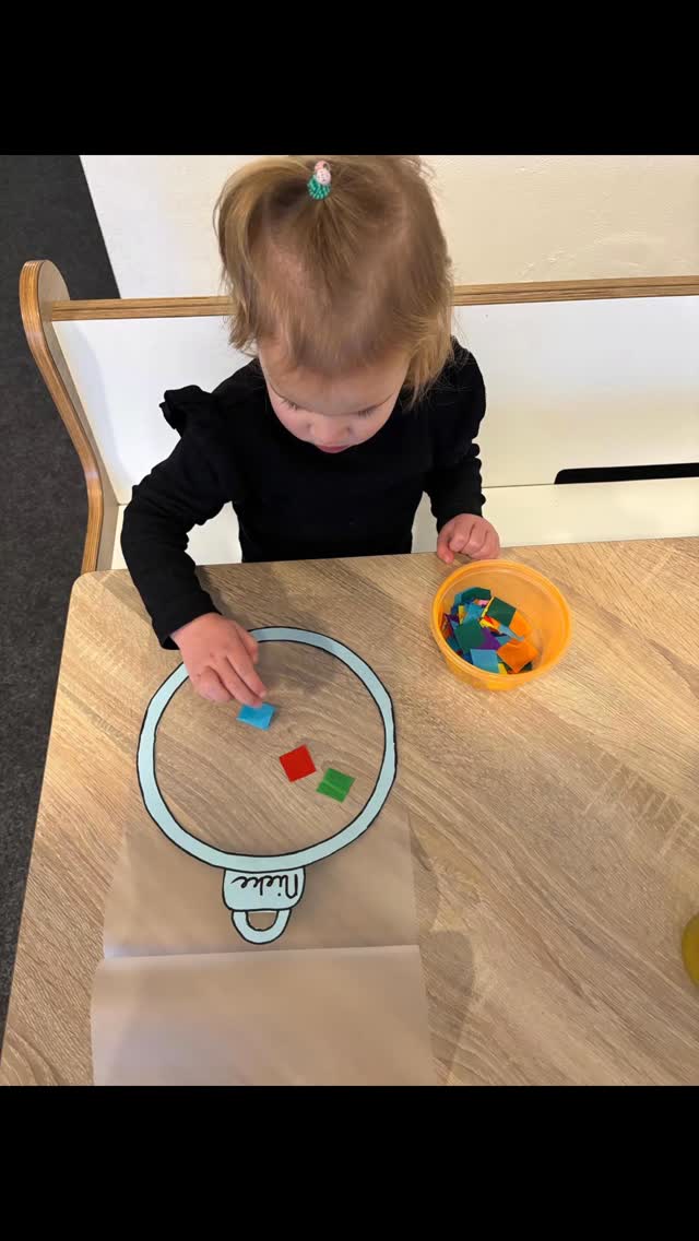 Vandaag @ KDV Okidoki:
* kerstbal knutselen
* luuk & lotje het is kerst! actief voorlezen
En daarna met zn allen een wandeling langs het kerst stalletje van Nijswiller 😎🤩
#kleinschaligekinderopvang #creatieveontwikkeling #cognitieveontwikkeling #motorischeontwikkeling
#mooistetijdvanhetjaar🎄🎅