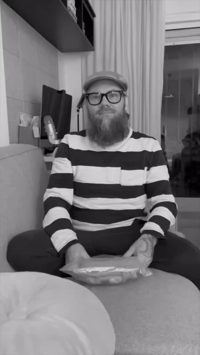 No nyt kaikille niille, jotka palelevat talvella, niin tästä lähtee sitten lämmintä päälle. Tuote, joka lämmittää mieltä ja sielua torson lisäksi 😃🎼 uutta muotia kaikille ketkä haluaa olla yhtä cool, kun joku nörtti jossain studion perukoilla😃 linkki kauppaan löytyy profiilista 😃🎼
#uusipaita #paita #äänitysstudio #uutuustuote #desing #studiotuote