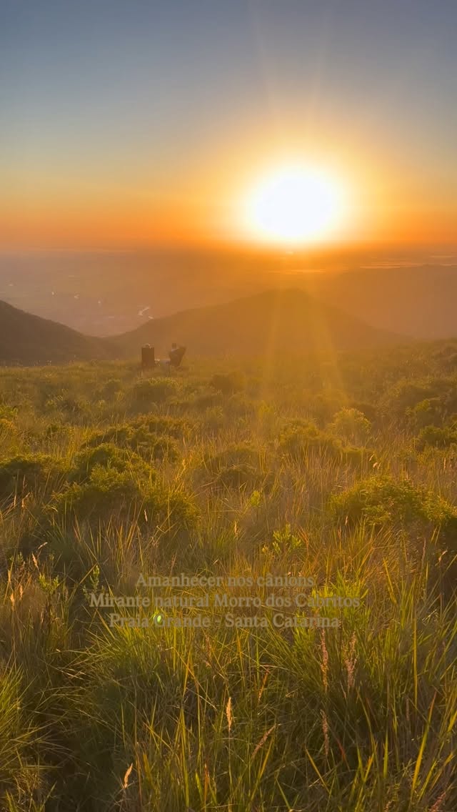 Um amanhecer e um sol inesquecível pra sentir que a vida vale a pena viver.
Venha viver experiências incríveis na @capitaldoscanyonssc
Hospedagem, gastronomia e passeios surreais esperam por você!
#canyonsdosul #ecoturismo #santacatarina #mtur #turismonosul