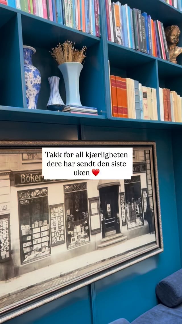Det er allerede gått over en uke siden Fra traumer til drømmer landet i butikkene —
og jeg er helt overveldet 😭🙏💫♥️✨📚
Over ordene, meldingene, tårene, stemme-notatene, og alt dere har delt med meg.
Jeg blir rørt inn i sjelen av at boka finner veien til hjertene deres så fort.
Tusen takk 🙏💫❤️
Kanskje er det tiden vi er i nå…
november, mørket, tempoet som senkes…
kanskje gjør det oss litt mer mottakelige for sannhet, stillhet og det som ligger under overflaten.
Flere av dere har skrevet at boken traff akkurat der dere prøvde å være sterke.
At den møtte dere der dere trengte det mest.
At noe løsnet.
At noe endelig fikk plass.
Det er alt jeg ønsket da jeg skrev den.
Og det betyr mer enn dere aner. 🙏✨
I morgen sitter jeg og signerer bøker på Norli Strømmen Storsenter,
kl. 15–17.
Du er hjertelig velkommen innom —
for en prat, en signatur, eller bare et lite pusterom midt i dagen ✍️✨📚🥰💞
Kanskje boka kan bli en gave til deg selv,
eller til noen som trenger varme, håp og et stille rom gjennom vintermørket.
Jeg skriver gjerne en personlig hilsen om du ønsker det 💛
📚 Fra traumer til drømmer
Finnes i butikk og på nett — link i bio.
🌟 Ønsker du å lese mer om mine tjenester så er du hjertelig velkommen til å lese mer og ta kontakt på hedvigsveum.no 🌟
#fratraumertildrømmer #hedvigsveum #boksignering #strømmenstorsenter #norli #heling #indretrygghet #sårbarstyrke #vintermørke #frahjertet #mentalhelse #novemberenergi #takknemlighet #livsreise #selvutvikling #bokglede #norcommunity #fotografelineikeworren #prosjektleder #nina_i_nor #redaktør #kristindelås #popcorndesign #tinaholt #norcommunity #norlistrømmen