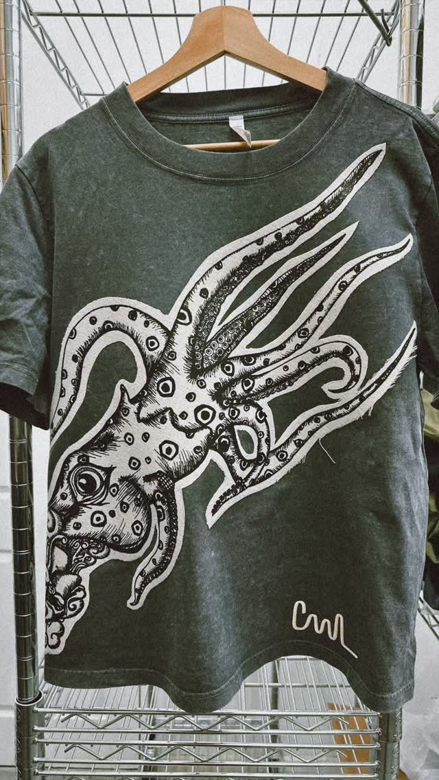 Today felt special.
I haven’t designed one of my own pieces in a while, but this funky squid finally made its way from my sketchbook to a T-shirt.
I originally drew this guy in pen + ink — a mix of fine lines, heavy dots, and a lot of patience. Printed it on canvas first, then used the laser to cut the patch and my signature CAAL (Color And Absurd Life), which is my personal brand and a reminder to create boldly.
Proud of how this one came out. More of my own designs coming soon. 🦑🔥
– Gustavo / Inspiration Print