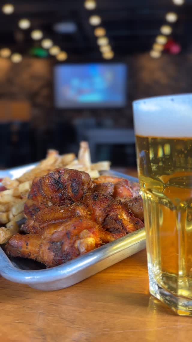 All you want for Christmas is half price wings? You got it! Every Monday at Kentucky ๐งก
Pairs well with the game ๐
#kwfoodies #waterloofoodies #kitchenerfoodies