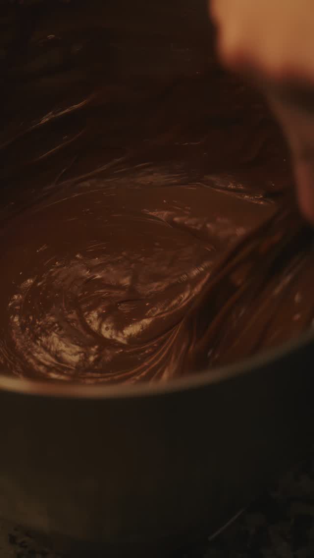 Fondant au chocolat, version Christina.
Un cœur coulant, un chocolat travaillé maison, et cette touche d’élégance qui fait toute la différence. 🍫
#patisseriemaison #fondantchocolat