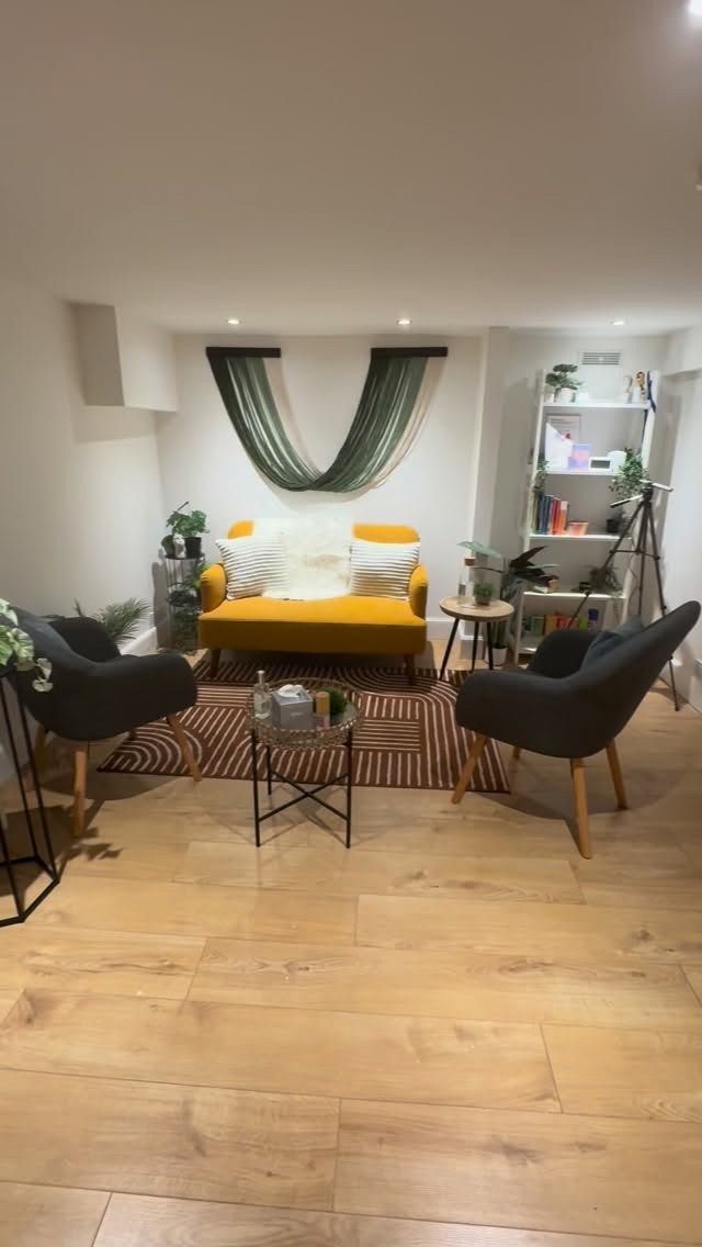 Our new clinic space! We have moved down the stairs to a new room and have treated ourself to a lovely mustard couch - happy days!
#therapy #therapyedinburgh #edinburghtherapy #psychologist #psychology #selfcare