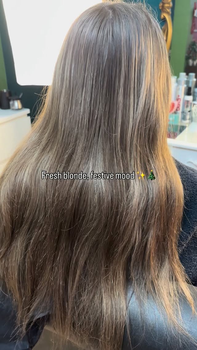 Holiday shimmer starts in the salon chair ✨🎁
#hair #haircolour #blonding #livedinblonde #hairstylist #goldwell
