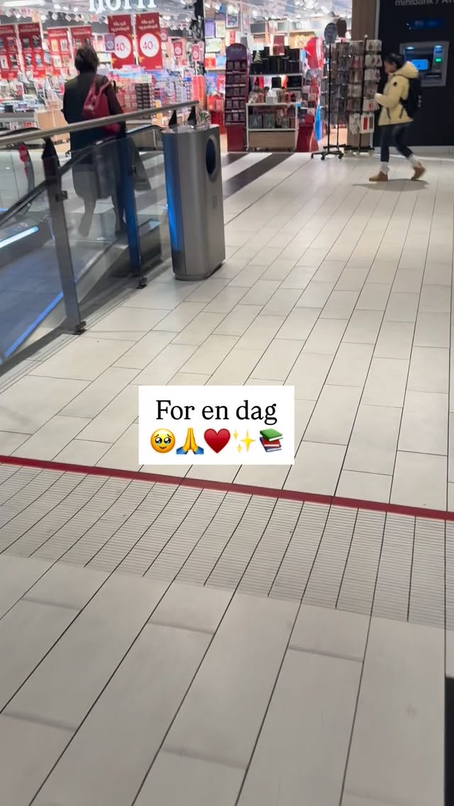 For en dag! 🙏💫♥️
Jeg vil takke @norli_strommenstorsenter for at de tilrettela så fint for meg og min boksignering – midt i travle tider, med varme, smil og omtanke.
Og en stor takk til dere som kom innom – kjente og ukjente, som delte klemmer, tårer, latter og historier.
Jeg ble så rørt av møtene, ordene, og hvor dypt Fra traumer til drømmer får lande hos dere følgere✨
Det er slike øyeblikk som minner meg på hvorfor jeg skriver 🙏♥️
Kanskje boka kan få være en pause for deg også?
Et lite rom for pust, refleksjon og varme i mørketida.
Et sted å finne tilbake til deg selv. 💫
📚 Fra traumer til drømmer
Finnes i butikk og på nett – link i bio.
Ønsker du veiledning, å få teknikker til å roe ned nervesystemet eller coaching samtaler i denne mørketiden?
💛 Les mer og bestill time: hedvigsveum.no
Takk for at du følger reisen – det betyr alt 🙏💫♥️
#fratraumertildrømmer #hedvigsveum #norli #signering #takknemlighet #mørketid #healing #indretrygghet #forfatterliv #sårbarstyrke #frahjertet #boksignering #norliStrømmen #selvutvikling #nervessystemet #mentalhelse #hjertevarme #vintermagi #selvutvikling #bokglede #norcommunity #fotografelineikeworren #prosjektleder #nina_i_nor #redaktør #kristindelås #popcorndesign #tinaholt #norcommunity