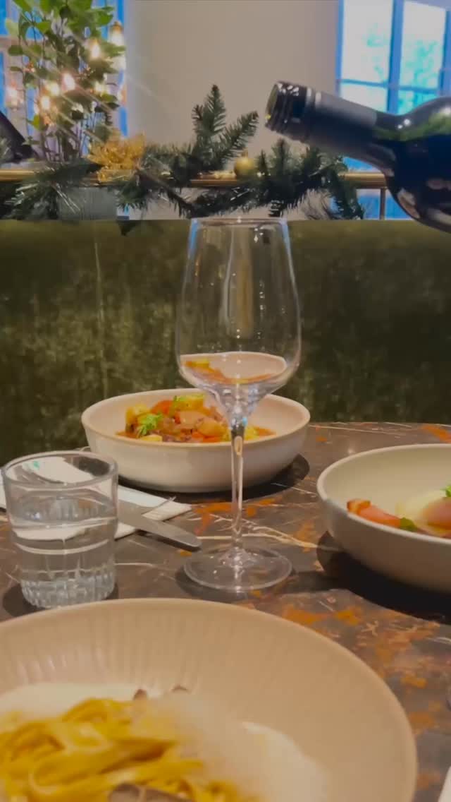 Lunch at Eugen21 — same time, same vibe, always right.
The kind of lunch break that resets the day: calm atmosphere, good energy, and food that hits exactly the way you need it to. 🍽️✨
#foodlovers #vienna #delicious