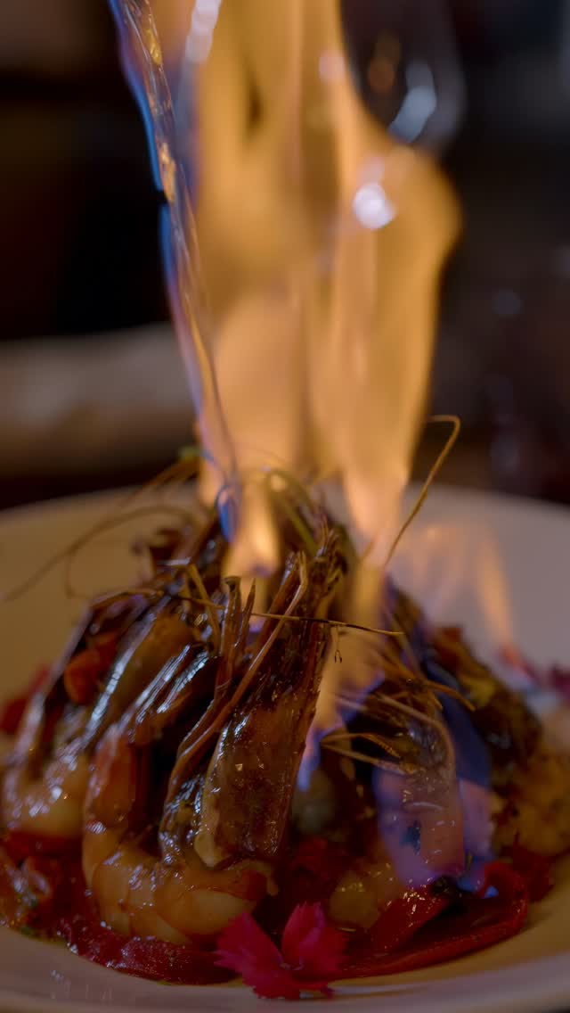 Au Christina, la flamme sublime la mer.
Gambas flambées, un instant de grâce à savourer.