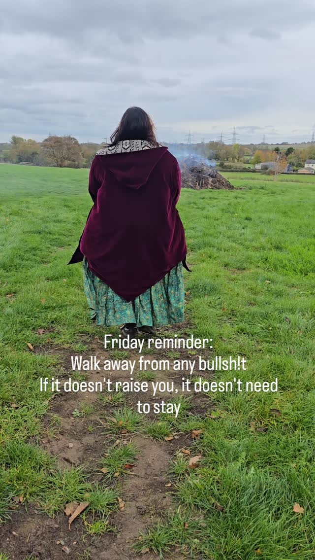 It's Friday Queens 👸
Our wish for you is that you walk into this weekend feeling fierce, looking fire and owning that crown 👑
What's the old saying.... do no harm but take no 💩
Oh, and remember your lipstick 💋💄
Model is wearing Enchanted Forest skirt in XL with our free fall coat in ruby red.
Model is not wearing: the weight of other people's expectations 🙌
#queenenergy #Fridayfeels #cosycoat #donoharmbuttakenoshit #bohoclothing #Peachypearclothing