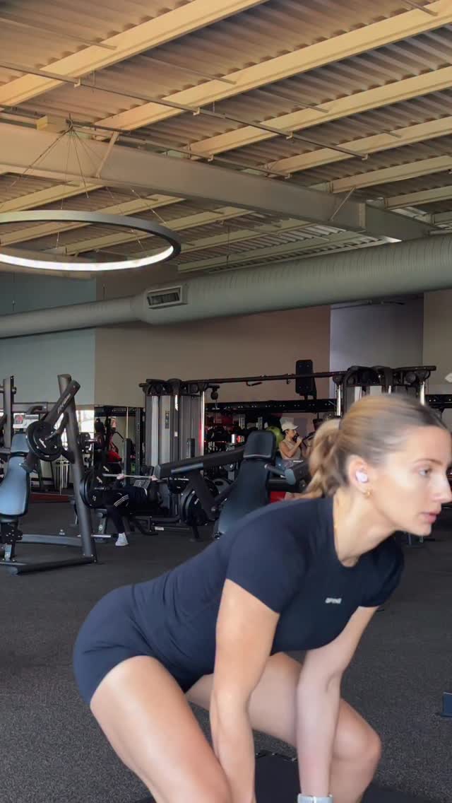 To whoever needs to hear this…stop avoiding the “big” dumbbells 🏋️♀️
I get it, they look scary, but if you don’t challenge yourself, you wont be able to progress to where you want to be. I’ve found that many women stick to a weight they’re comfortable and familiar with, and when I’ve encouraged them to go for heavier, they haven’t looked back. And that’s then where the most progress is made because they start to believe in themselves ☺️🫶🏼
If you’re unsure and are fed up of not having the confidence to really progress, DM me “EMc2” for coaching details ✨
#surreycoach #surreyonlinecoach #femalecoach #confidence #femalestrength