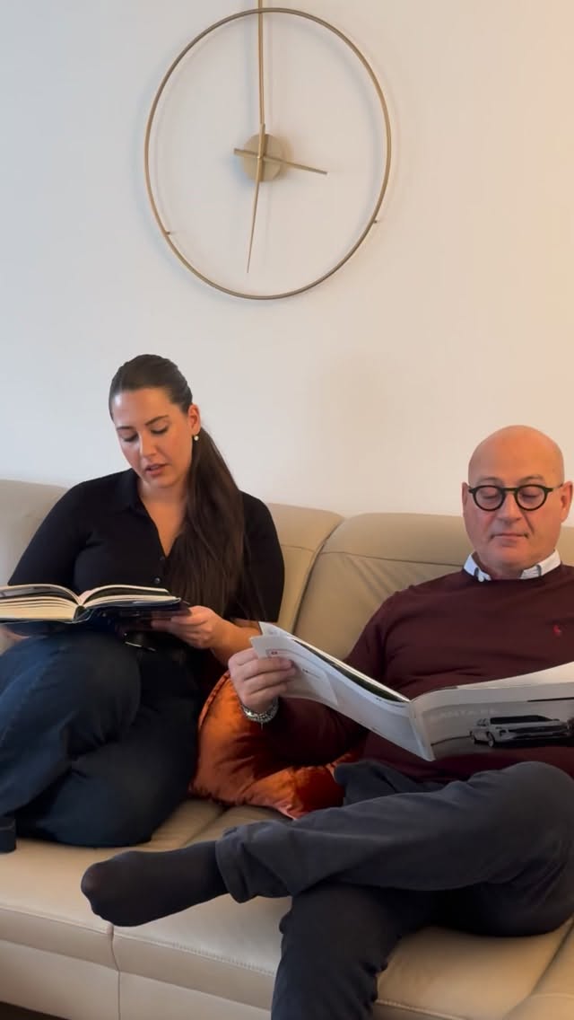 🥛🌿 Latte e Menta! il sapore della mia infanzia
Ingredienti:
• 25 g menta fresca
• 180 g Zucchero
• 200 ml acqua
• Latte freddo
• Cubetti di ghiaccio
Preparazione:
Frullare la menta con lo zucchero.
Trasferire tutto in un pentolino, aggiungere l’acqua e far bollire per 2–3 minuti.
Lasciare raffreddare, poi filtrare lo sciroppo.
In un bicchiere: ghiaccio, latte freddo e sciroppo di menta 💚
E L’Oscar va a mio papà ✨
E voi, qual era la vostra bevanda dell’infanzia?
#infanzia#latte#ricetta#menta#minze#cooking#food#foodie#drink#puglia#salento#italy#mint