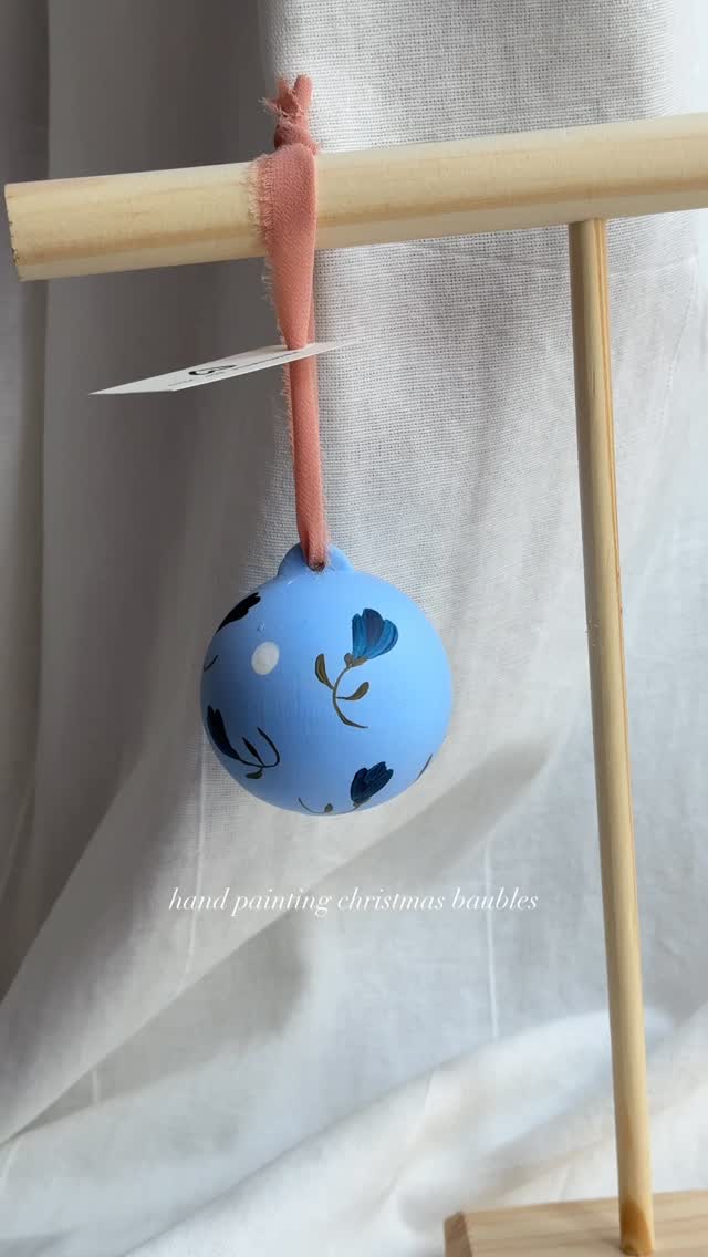 handpainted ceramic christmas baubles ✨🎄
#christmasbaubles #painting #weihnachten