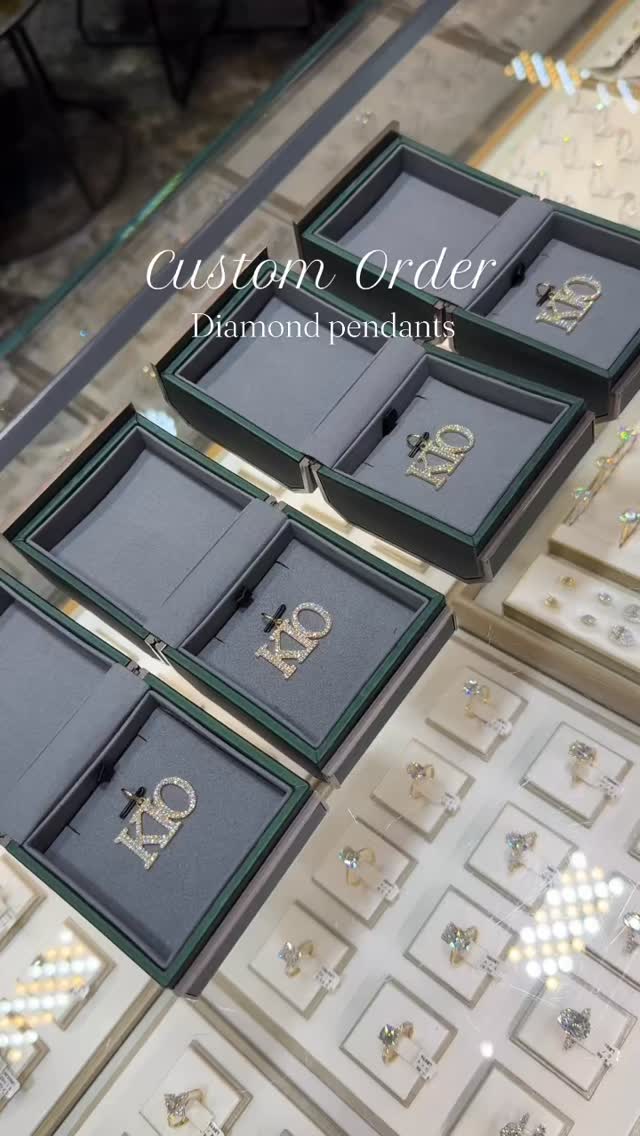 I love my job ☺️! Experience the art of custom jewellery making, where tradition meets innovation.
#customorder #custompendant #namependant #solitaireantwerp