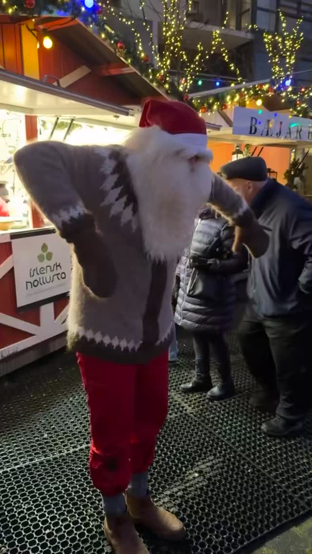 Skyrgámur tekur vélmennið 🤖🎅🎄