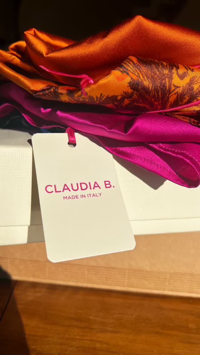 Qualcuno riconosce il suo regalo?🎁
Partono ogni giorno…
#pijama #silk #seta #stampe #arte #sartorialità #madeinitaly #handmade #taylormade #christmasgiftplanning #christmastime #comolake