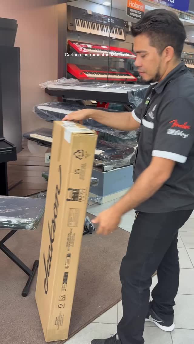 🎸 Jackson JS11Q na área!
Chegaram as queridinhas de quem busca timbre, estilo e custo-benefício 👊🔥
Disponíveis nas cores Black e Red — escolha a sua e venha sentir o peso dessa máquina!
💰 R$ 2.150,00
Corre pra garantir a sua na Carioca!