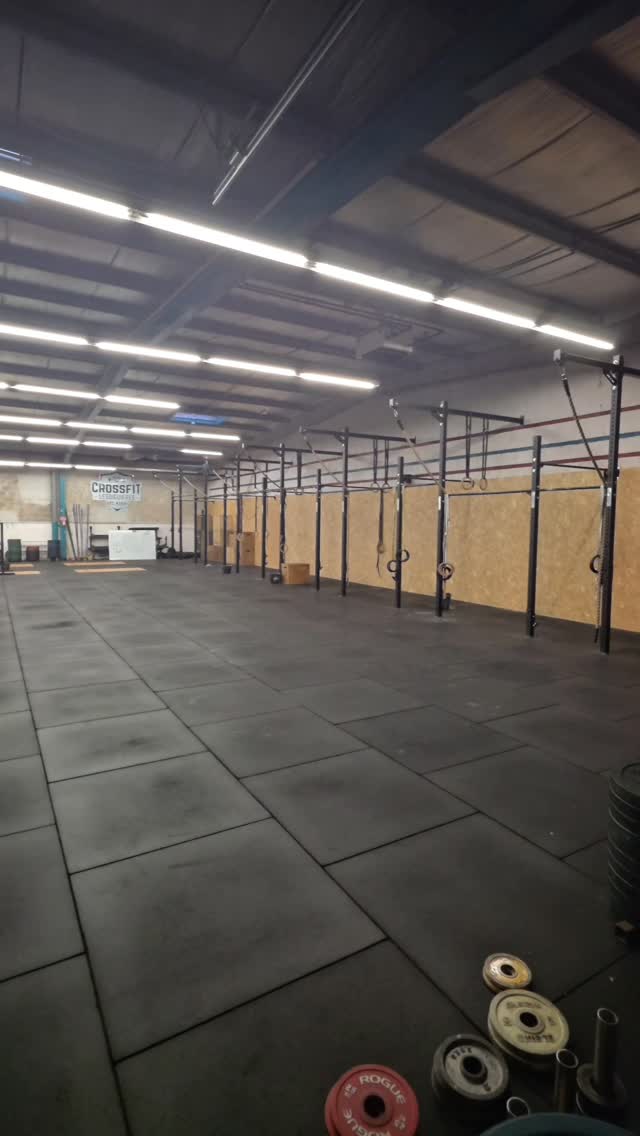 On a encore du travail mais... on est fièrs de vous présenter notre nouvelle salle. 🥳
Juillet 2024 : 1er visite 👀
Janvier 2025 : visite avec le pôle Lesdiguières (CrossFit, kinés, prep physique, diète) 🤝
Mars 2025 : Dossier déposé 📝
Avril 2025 : Dossier accepté 🎉👍
Juillet 2025 : Obtention des clefs, début des travaux 🔑
4 Octobre : 1er phase du déménagement 🚚
11 Octobre : 2nd phase du déménagement 🚛
13 Octobre : 1er WOD 🏋️♀️
L'aventure ne fait que commencer 🚀