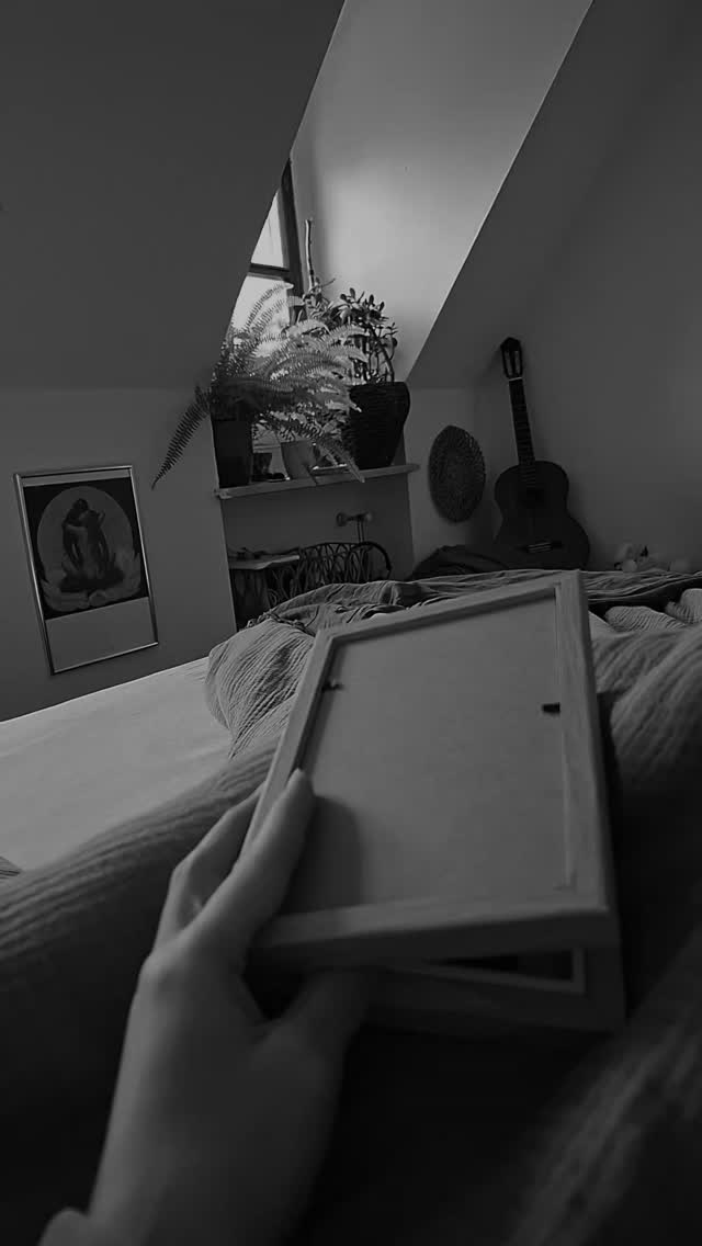 In den meisten Fällen sind es nicht wir, die streiten,
sondern die Kinder in uns.
Die Teile, die sich klein fühlen, laut, überfordert, verletzt, übersehen...
Dieser Bilderrahmen erinnert uns daran,
wer da wirklich nach Raum ruft.
Und in dem Moment, in dem wir uns daran erinnern,
verändert sich etwas.
Wir sprechen sanfter.
Wir hören tiefer.
Wir sehen einander wieder.
Und plötzlich wird aus dem Konflikt ein Raum der Heilung.
🙏✨️🤍
#paararbeit #innerekindarbeit #bewusstebeziehung #patchwork #beziehungsarbeit #Heilung #Liebe