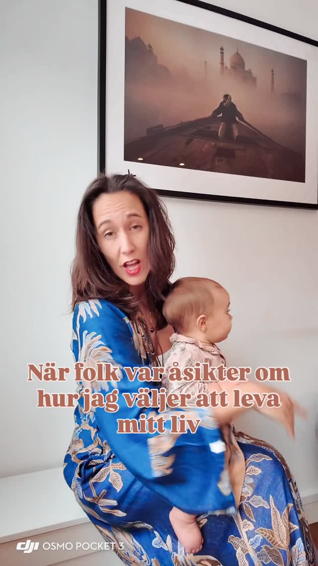 När folk har åsikter om hur jag väljer att leva mitt liv?
Ärligt talat – det är inte deras åsikter jag bryr mig om.
Det jag är rädd för… är mina barn.
Inte att de ska döma mig det kommer de med störst sannolikhet göra när de blir äldre 😅
Men att de en dag inte ska våga leva sina liv fullt ut, följa sina drömmar eller drömma stort… för att de aldrig såg mig göra det.
Det är mitt största varför när jag tvivlar.
Det som får mig att fortsätta trots att det ibland är skitläskigt.
För tre år sen tog jag ett steg som kändes större än mig själv –
och jag hoppas att de en dag ser att mod inte betyder att man inte är rädd,
utan att man gör det ändå. 🌾✨
Låt oss visa vägen för våra barn! Vågar du drömma stort?
#aikitastudio #yogainspiration #vågadrömma #yoga #självkärlek #mindfulness
