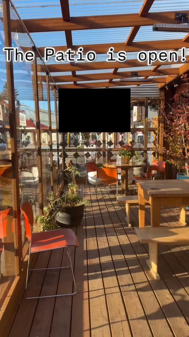 Patio season? In November? Yep. 72° and vibing.❤️🐦⬛
.
.
.
#crowandcart #whiteakerneighborhood #cocktailsandmocktails #womanownedbusiness #shrubcocktails #eugeneoregon #cocktailbar