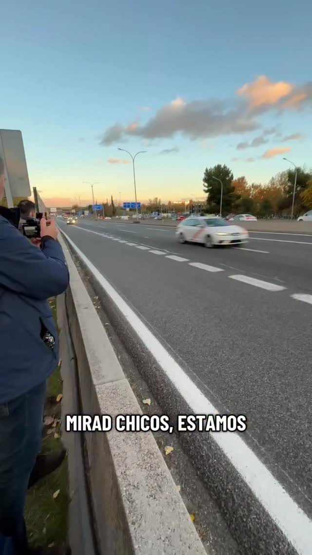 El panning es acompañar al coche en su fuga.
Moverte con él para que el fondo se convierta en corriente y el camino en impulso. El coche permanece nítido, como una idea que avanza sin dudar, mientras todo lo demás se vuelve velocidad pura. Una fotografía que respira movimiento.
Fotaza de @cadenasphoto
#tipsdefotografia #clasesdefotografia #fotoscreativas #tutorialfotografia #cursodefotografia
