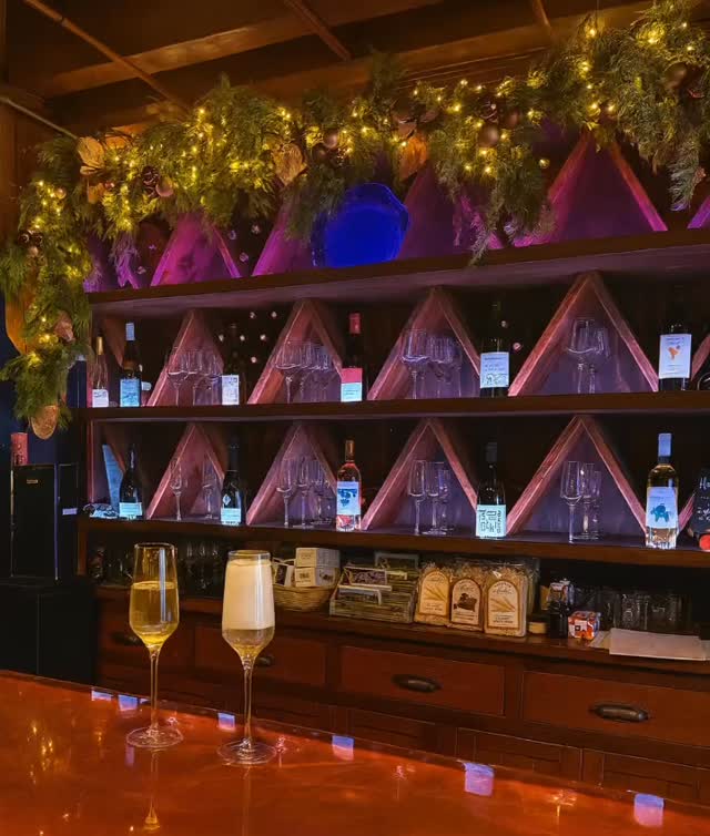 Had the best time adding some holiday cheer to @tahoewinecollective ✨🍷
Thank you for trusting us with your space — it was such a joy to decorate.