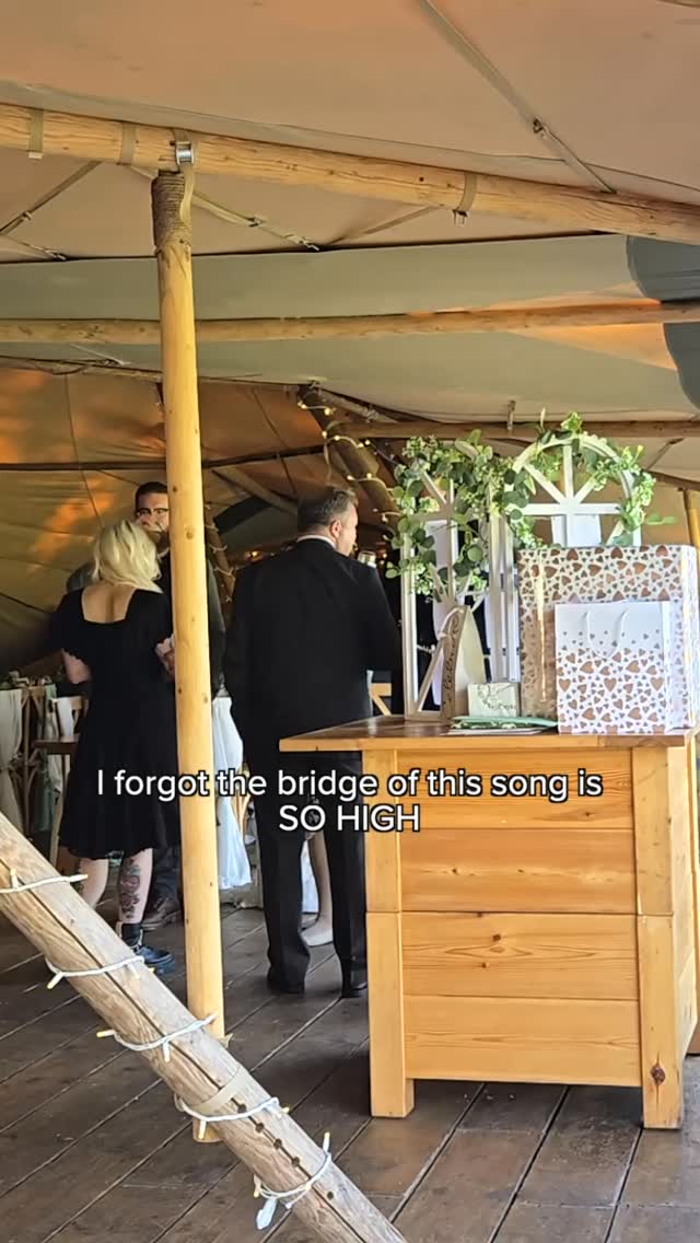 A new song for the setlist in 2025, which we seem to be playing a lot recently but respectfully, @allamericanrejects Iโm struggling on this bridge.
๐ @thehiddenhivetipis
all American Rejects - dirty little secret
#alternativerock #weddingsinger #altweddings #alternativewedding #femalesinger allamericanrejects dirtylittlesecret rocksinger rockvocals live